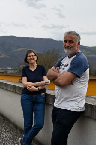 Pascale et Régis prennent une pause entre l'installation de deux grilles